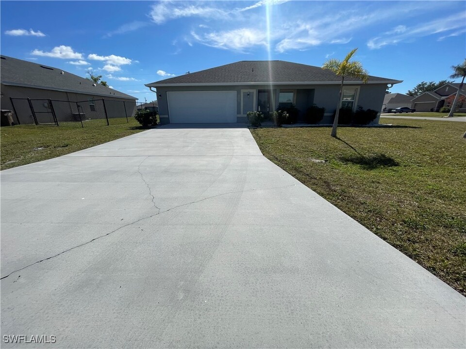 224 SW 21st Ln in Cape Coral, FL - Building Photo