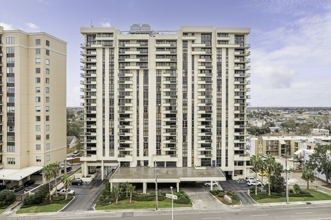 Lake Marina Tower Condominiums in New Orleans, LA - Building Photo - Building Photo