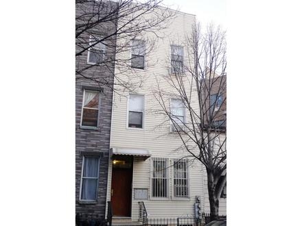 176 Kingsland Ave in Brooklyn, NY - Building Photo