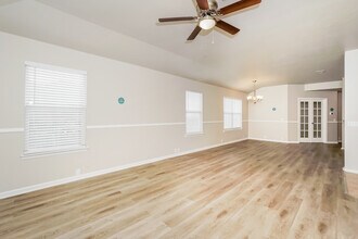 930 Amber Knoll in San Antonio, TX - Building Photo - Building Photo