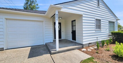 8025-8027 SW Northvale Wy in Portland, OR - Foto de edificio - Building Photo
