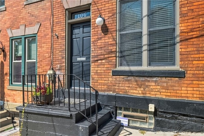 106 E Jefferson St in Pittsburgh, PA - Building Photo - Building Photo