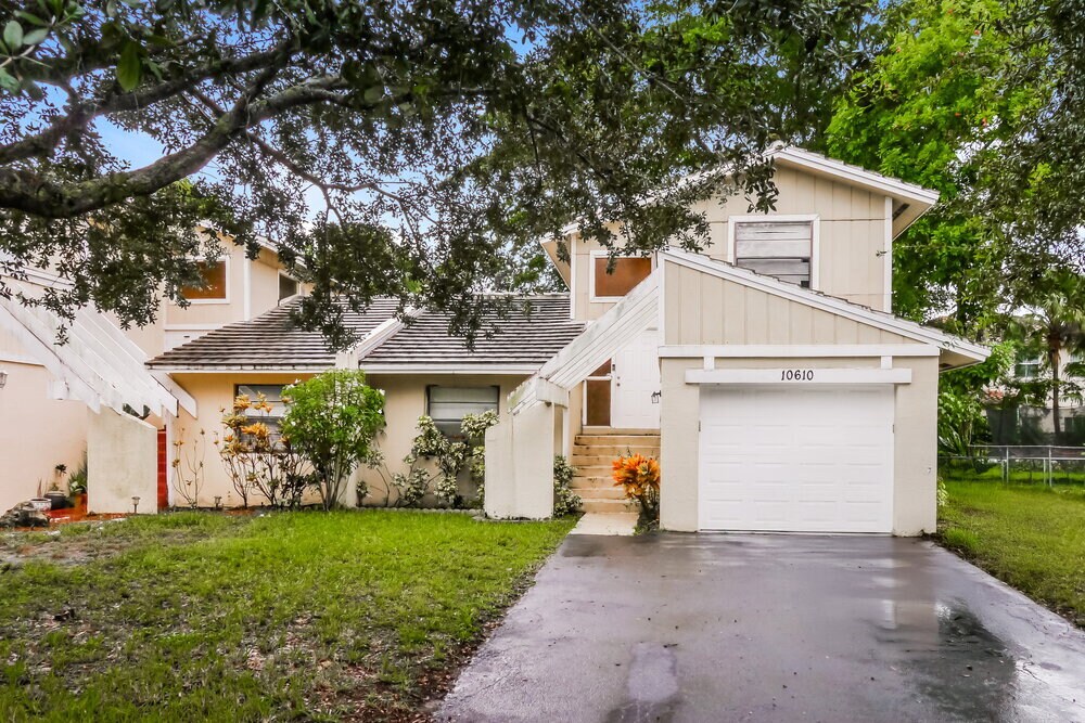 10610 La Placida Dr in Coral Springs, FL - Foto de edificio