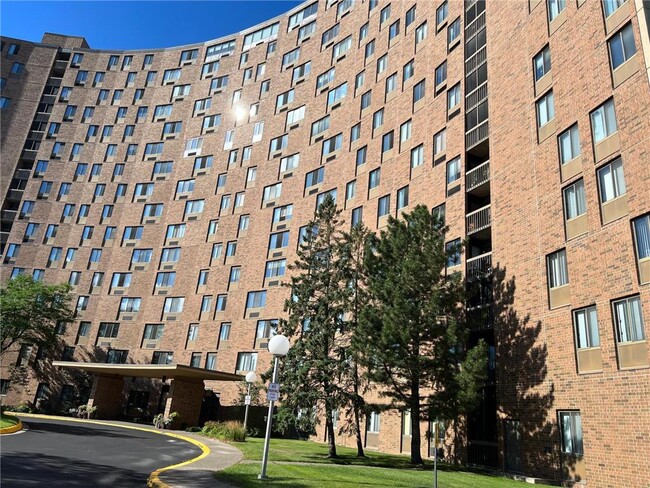 1181 Edgcumbe Rd in St. Paul, MN - Building Photo - Building Photo