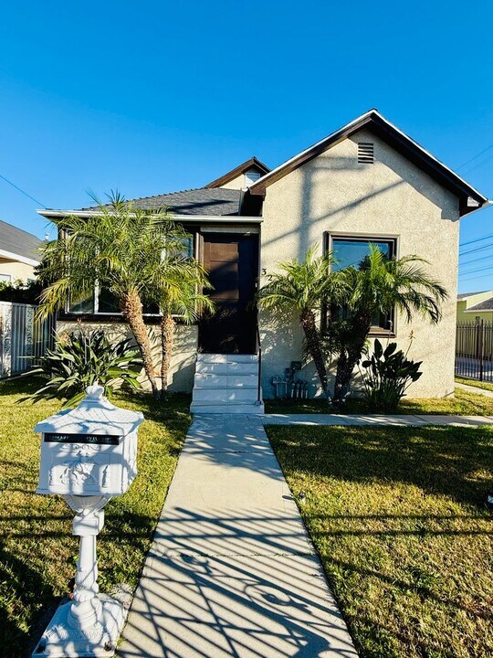 324 W Sepulveda St in Los Angeles, CA - Building Photo