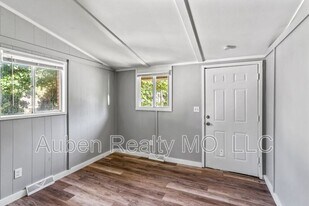 1300 S Appleton Ave in Independence, MO - Building Photo