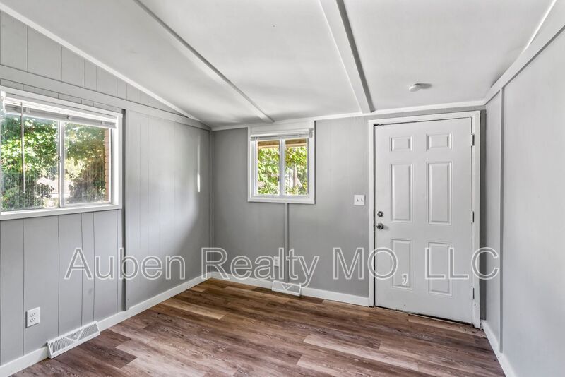 1300 S Appleton Ave in Independence, MO - Building Photo
