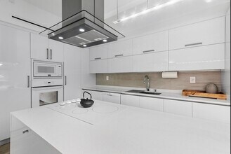 12105 NE 11th Pl in North Miami, FL - Foto de edificio - Building Photo