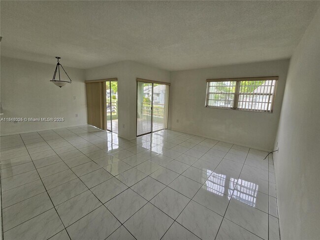 11183 NW 7th St in Miami, FL - Building Photo - Building Photo