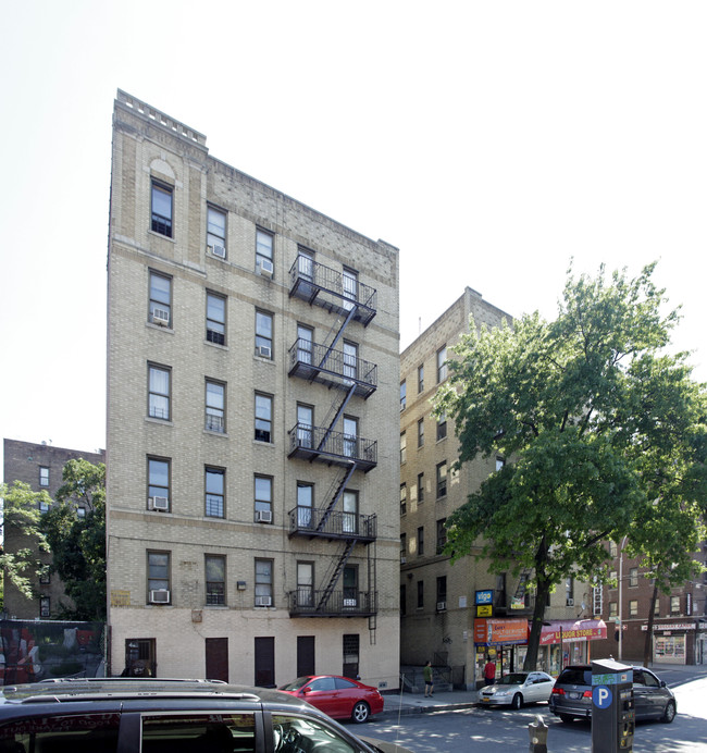 325 E 194th St in Bronx, NY - Foto de edificio - Building Photo