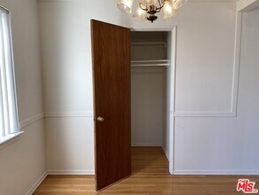 1255 N Mansfield Ave-Unit -5 in Los Angeles, CA - Building Photo - Building Photo