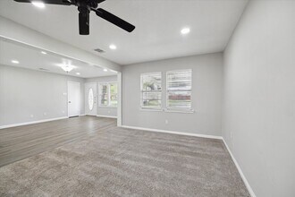 403 W Oak St in Highlands, TX - Building Photo - Building Photo