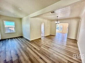 220 Pacific St in Bakersfield, CA - Building Photo - Building Photo