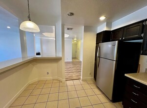 5420 Sylmar Ave, Unit 201 in Sherman Oaks, CA - Foto de edificio - Building Photo