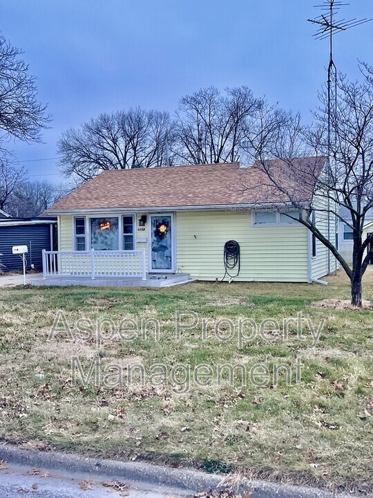1103 Hillary Ave in Burlington, IA - Building Photo