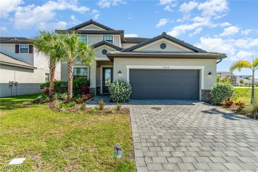 13924 Pine Lodge Ln in Ft. Myers, FL - Foto de edificio