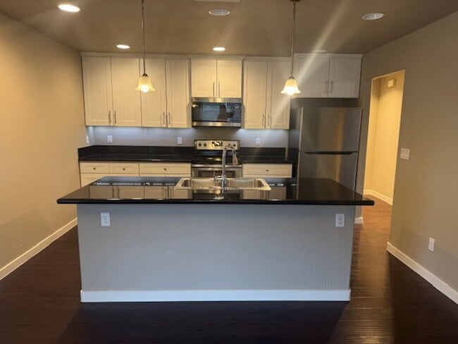 1748 Warren Way in Medford, OR - Building Photo - Building Photo