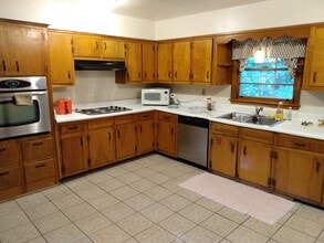 2013 Yucca Dr in Decatur, GA - Foto de edificio - Building Photo