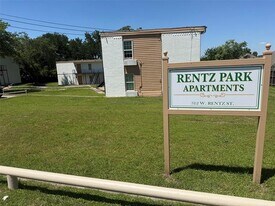 312 W Rentz St in Weatherford, TX - Building Photo