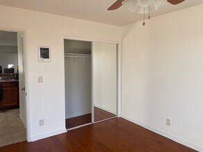 5722 Riley St, Unit #8 in San Diego, CA - Foto de edificio - Building Photo