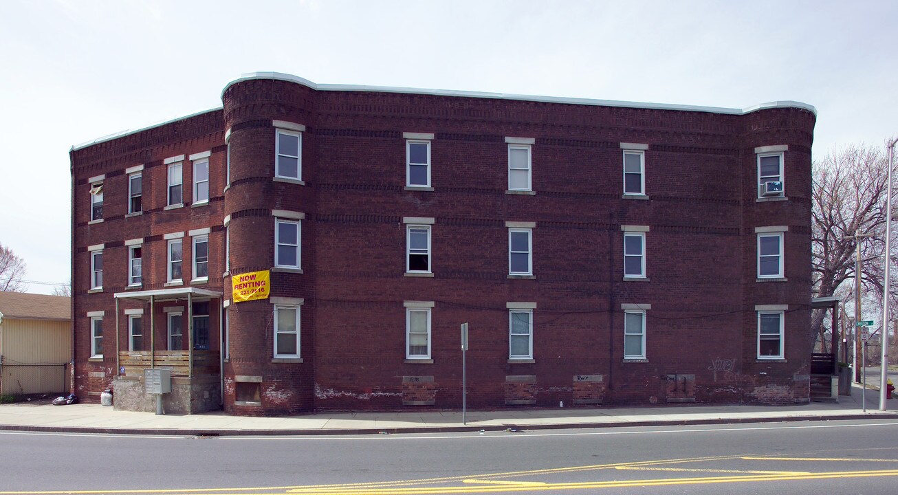 1060 Chicopee St in Chicopee, MA - Building Photo