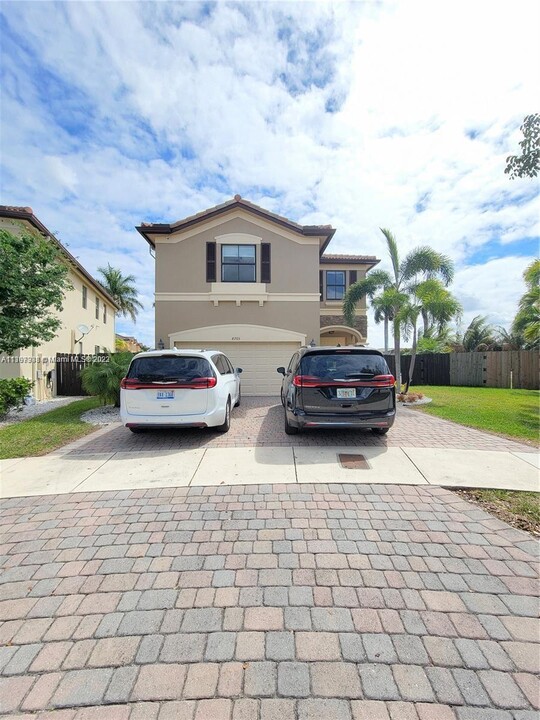 8765 NW 114th Pl in Doral, FL - Building Photo