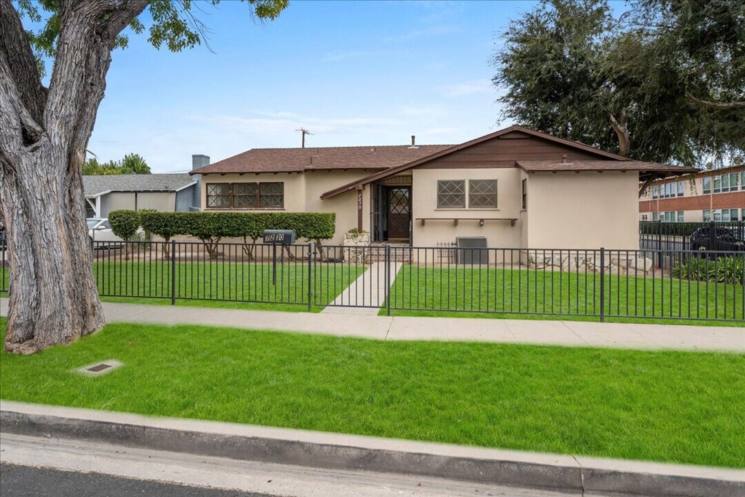 7230 Madora Ave in Los Angeles, CA - Building Photo