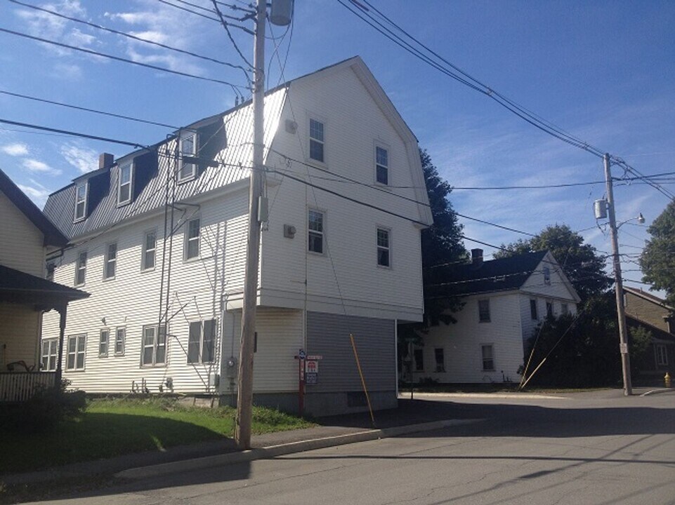 2 Pleasant St in Orono, ME - Building Photo