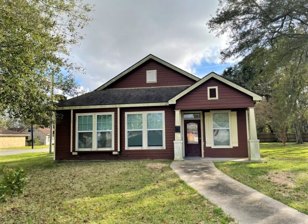 590 E Virginia St in Beaumont, TX - Building Photo