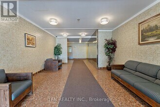 10330 Yonge St in Richmond Hill, ON - Building Photo - Building Photo