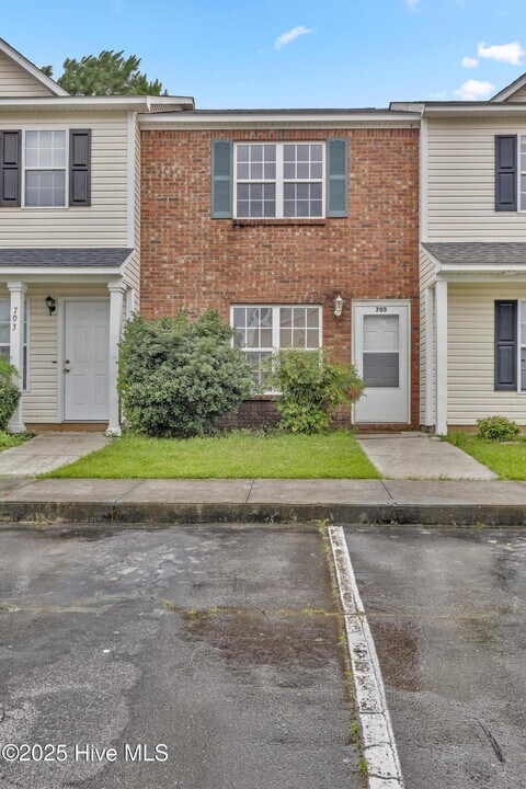 705 Timberlake Trail in Jacksonville, NC - Building Photo