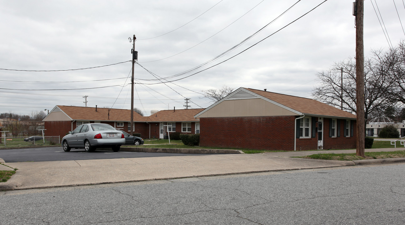 Cumberland Courts Apartments in Greensboro, NC - Building Photo