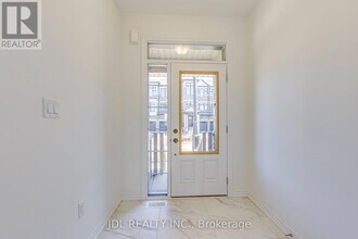 3066 Robert Lamb Blvd in Oakville, ON - Building Photo - Building Photo