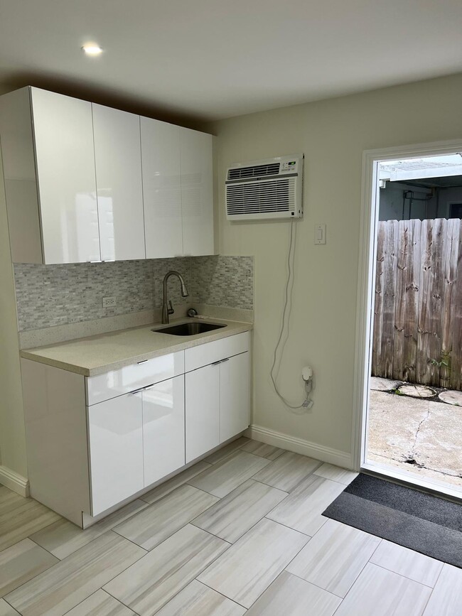 12225 NW 2nd Ave, Unit Studio NM in North Miami, FL - Foto de edificio - Building Photo