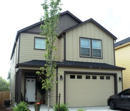 Walnut Village Townhomes in Vancouver, WA - Building Photo - Building Photo