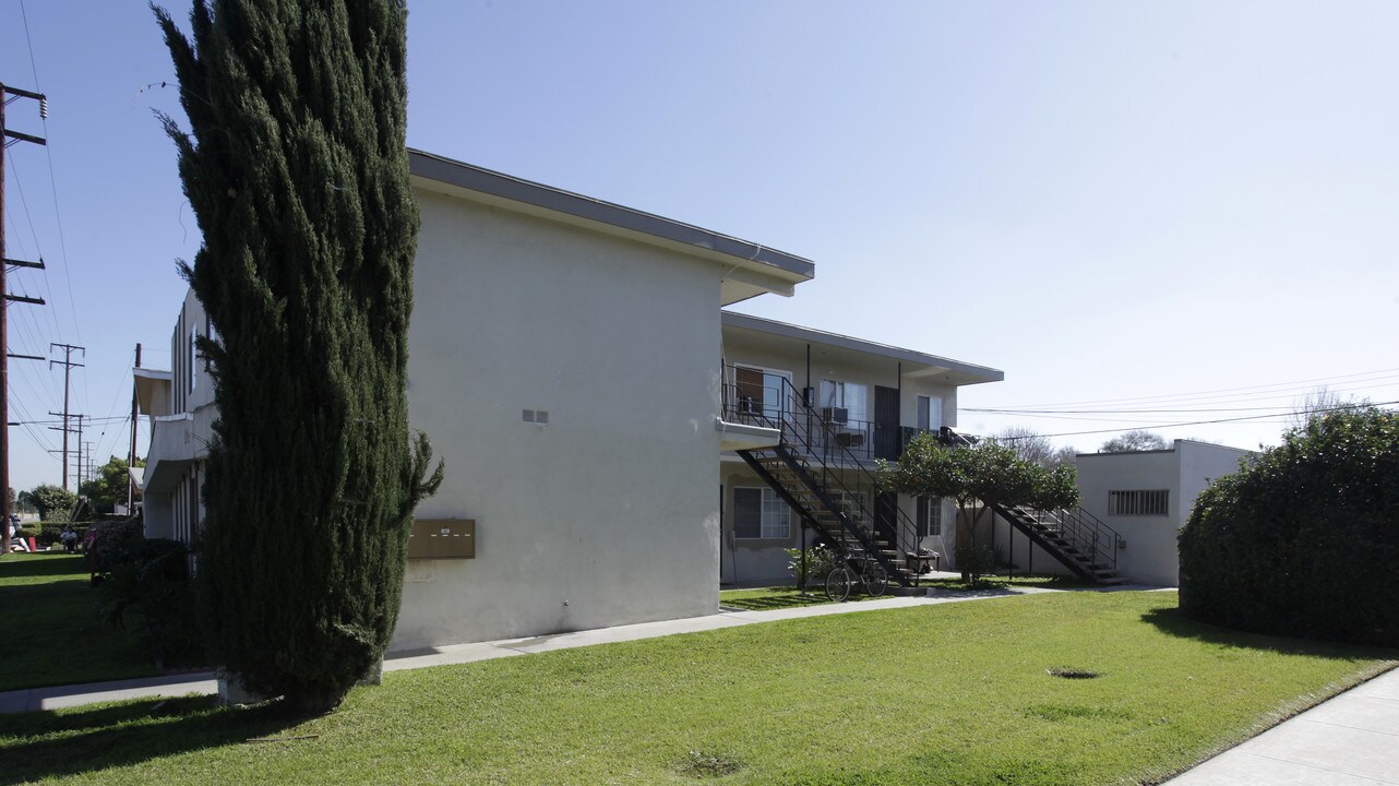 1242 W Valencia Dr in Fullerton, CA - Building Photo