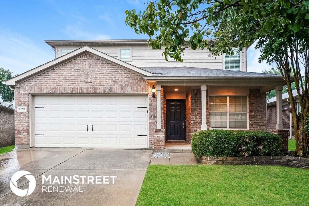 15976 Avenel Way in Fort Worth, TX - Foto de edificio