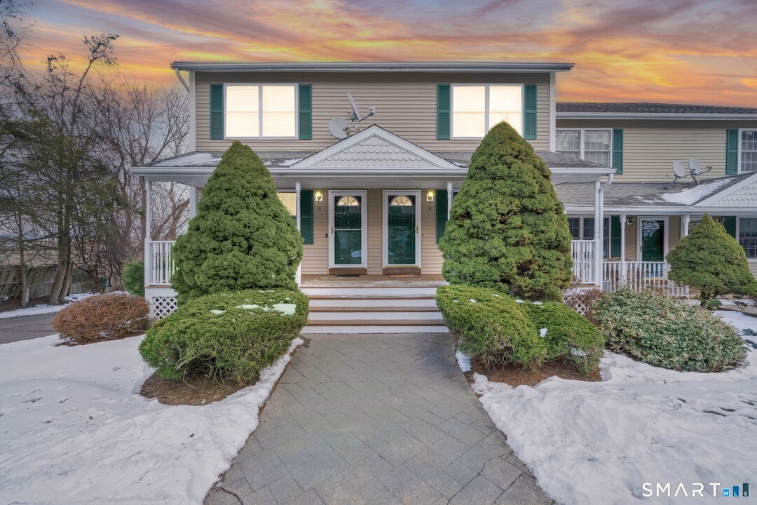 39 Coram Rd in Shelton, CT - Building Photo