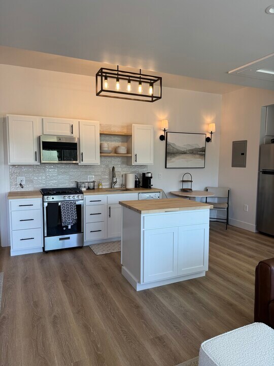 245 Country Hills Ln, Unit Furnished The Loft in Arroyo Grande, CA - Building Photo
