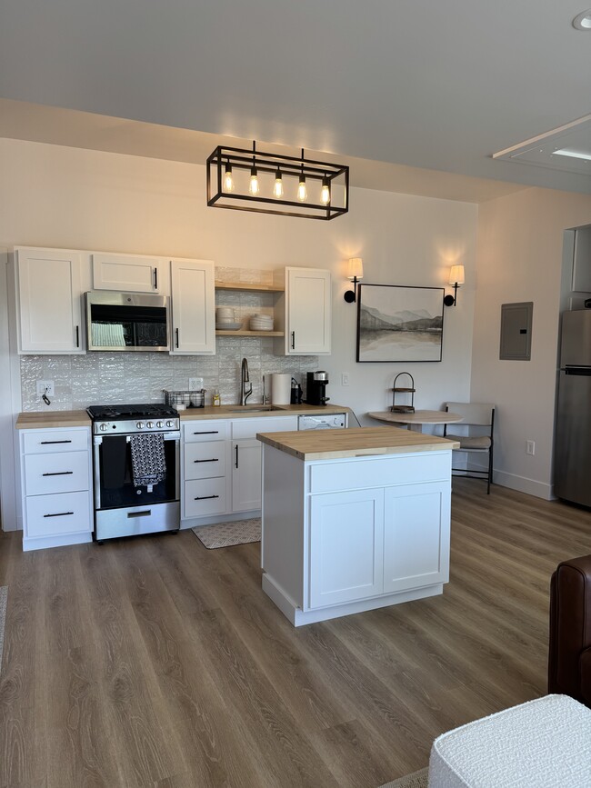 245 Country Hills Ln, Unit Furnished The Cottage