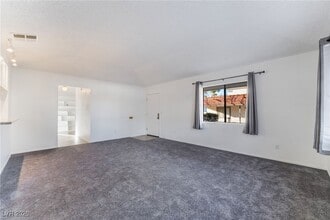 1024 Willow Tree Dr in Las Vegas, NV - Building Photo - Building Photo