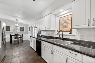 8136 Albatross Rd in Ft. Myers, FL - Foto de edificio - Building Photo