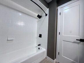 2123 Central Ave, Unit 2 in Dubuque, IA - Foto de edificio - Building Photo