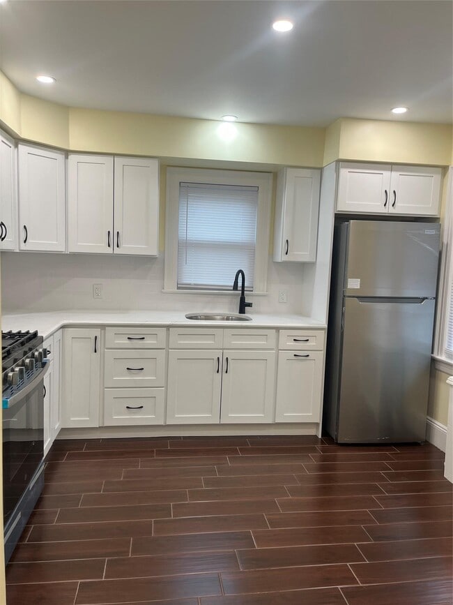 192 Sherman St in Lynbrook, NY - Building Photo - Building Photo