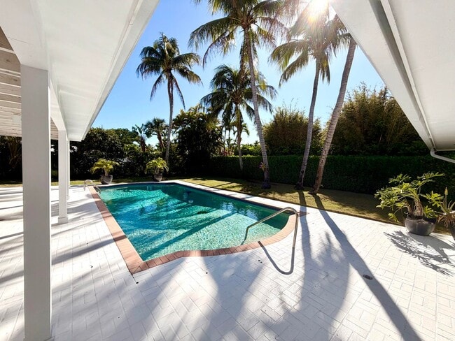 2015 Notre Dame Dr in Lake Worth Beach, FL - Building Photo - Building Photo