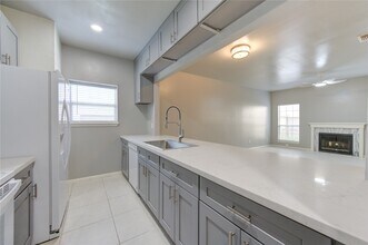 3050 Holly Hall St in Houston, TX - Building Photo - Building Photo