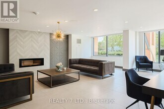 1270 Maple Crossing Blvd in Burlington, ON - Building Photo - Building Photo