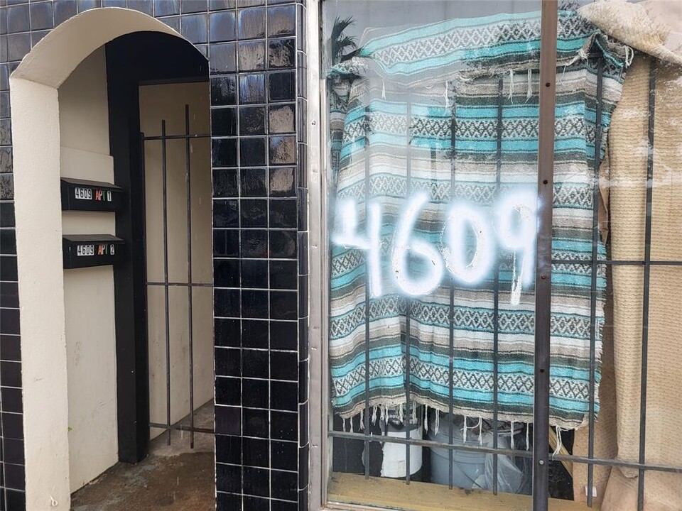 4609 Broadway Avenue J in Galveston, TX - Building Photo