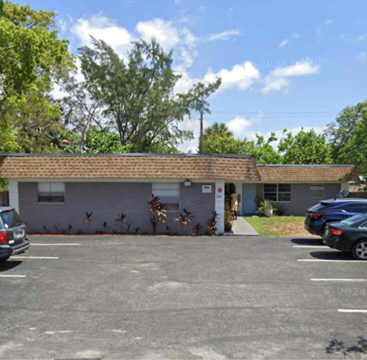 261 NW 42nd St in Oakland Park, FL - Building Photo