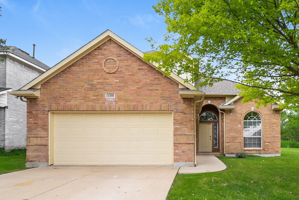 6300 Redeagle Creek Dr in Fort Worth, TX - Building Photo